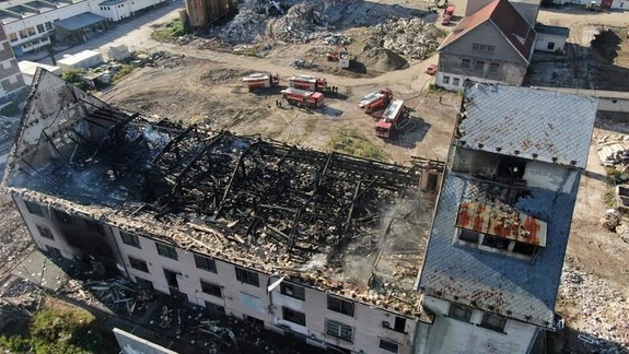 FOTO: Hasičom sa už požiar budovy bývalej Palmy podarilo uhasiť