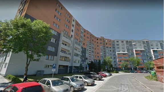 Muž vyskočil z ôsmeho poschodia a pád prežil - podľa policajtov sa druhýkrát narodil!