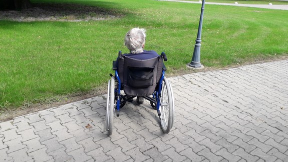 Kto sa postará o chorého, ak potrebuje nonstop opateru?  Seniori sú na tom oveľa lepšie