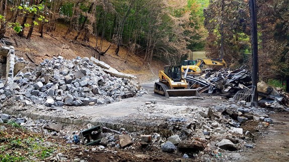 Ruiny zo zhoreniska na Železnej studničke už odstraňujú