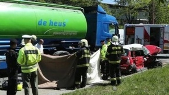 Vodička osobného auta neprežila zrážku s nákladiakom