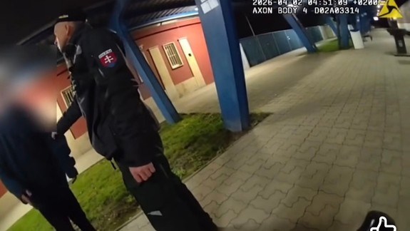 VIDEO Konflikt s políciou: Vulgárny čierny pasažier z vlaku skončil na policajnej stanici