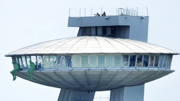 Adrenalínová atrakcia prinesie prechádzku vo výške 82 metrov po lávke okolo veže UFO