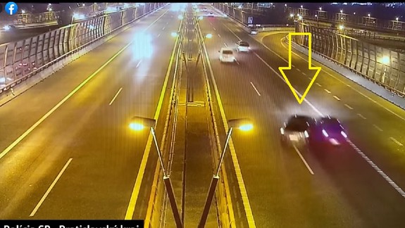 Neznámy vodič z diaľnice vytlačil svojím vozidlom iné auto - jeho vodička skončila so zraneniami v nemocnici!