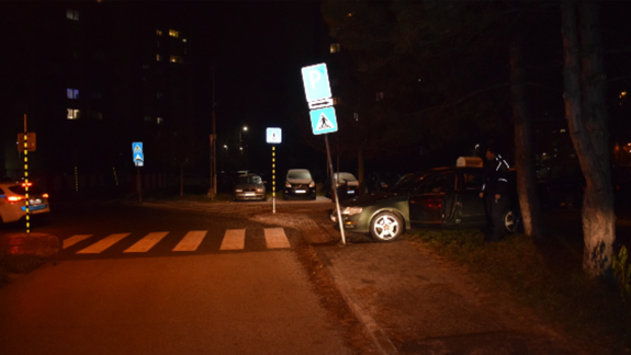 Opitý vodič narazil do stĺpiku dopravného značenia: V dychu mu namerali viac ako dve promile
