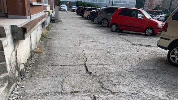 Nemajú parkovacie miesta a k tomu rad ďalších starostí: Obyvatelia Šustekovej 9-15 čelia roky neriešeným problémov