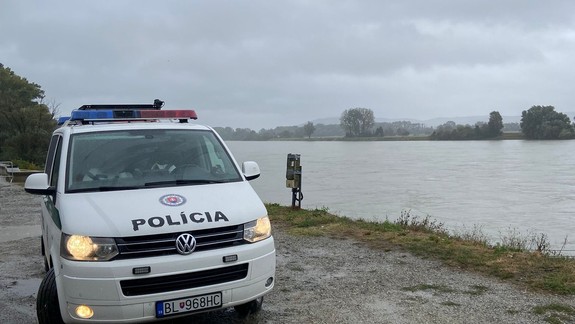 Polícia pravidelne kontroluje situáciu v okolí riek Morava a Dunaj