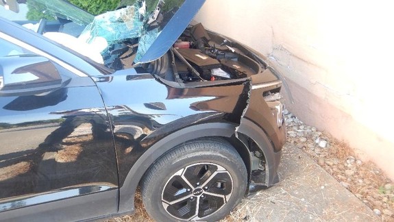 Kuriózna nehoda: Jedenásťročný chlapec si sadol za volant, už po pár metroch narazil do rodinného domu