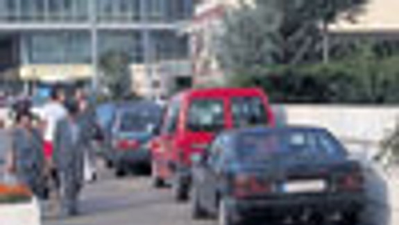 Na chodníku sa parkuje, vjazd je cez priechod