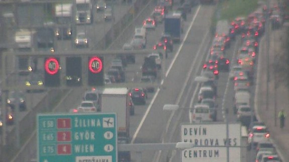 Na D1 sa pri zjazde na Bernolákovo zrazili tri osobné autá a nákladiak