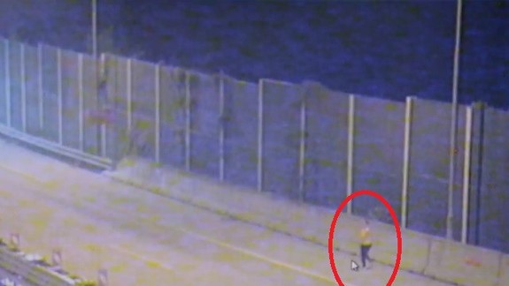 VIDEO: Žena kráčala po diaľnici, zrazil ju nákladiak