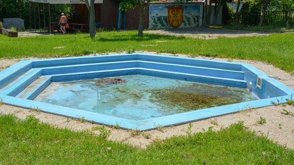 FOTO: Kúpalisko v Rači síce otvorili, ale v detskom bazéne by ste vodu hľadali márne...