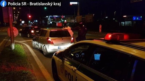 FOTO: 21-ročný vodič pod vplyvom alkoholu zdemoloval tri autá aj lampu a potom sa z miesta nehody snažil ujsť...