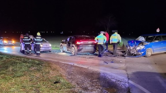 Hasiči v pondelok zasahovali pri nehode troch áut medzi Sencom a Hrubým Šúrom