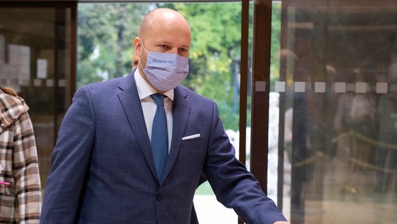 Minister Naď pred krízovým štábom naznačil miernejší lockdown a následné testovanie