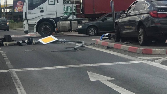 Vodiči pozor: Auto skončilo v semafore, na Slovnaftskej sa tvoria rozsiahle kolóny