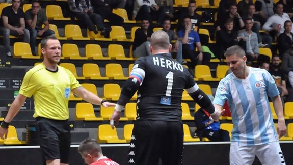 VIDEO: V semifinále futsalovej ligy je v bratislavskom derby Slovan - Pinerola po dvoch kolách nerozhodný stav 1:1 na zápasy