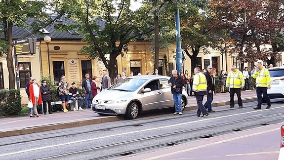 Cez Blumentál nepremávali električky, na trati sa zaseklo auto