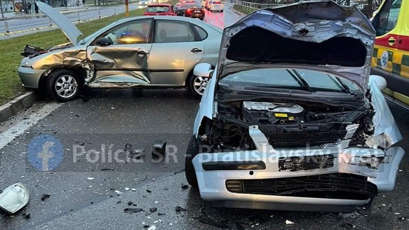 Ranná nehoda v Petržalke: Jedného z  vodičov previezli do nemocnice