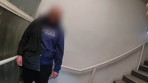 Video z policajnej akcie: Muža a ženu zadržali pri vlámaní sa do servisu s výpočtovou technikou