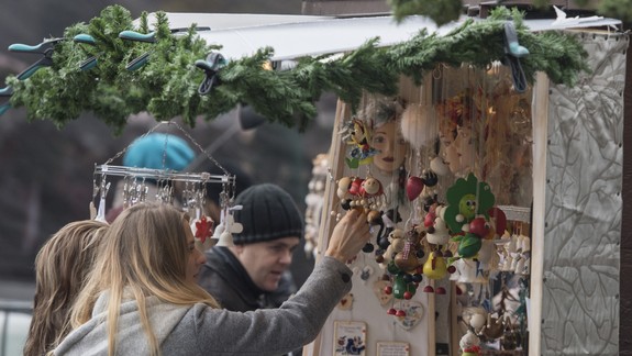 FOTO: Trhy sú v plnom prúde i pred starou budovou SND. Pozrite si ich atmosféru