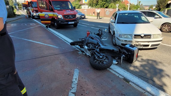Nehoda na Ivanskej ceste: Osobné auto sa zrazilo s motocyklom