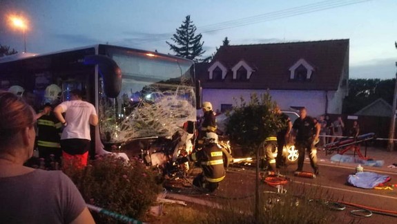 FOTO: V Devínskej Novej Vsi zaplatil vodič za riskantnú a rýchlu jazdu vlastným životom!