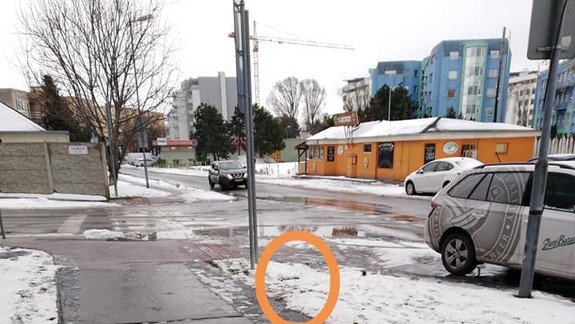 Dvojročný chlapček sa šmykol do "zamaskovanej" jamy v Ružinove