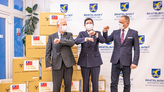 FOTO: BSK dostal od taiwanského mesta dar v podobe 300-tisíc ochranných rúšok