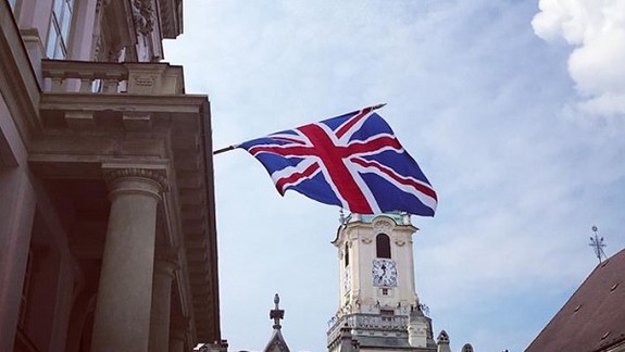 Na Primaciálnom paláci nevyvesili britskú zástavu v súlade s protokolom!