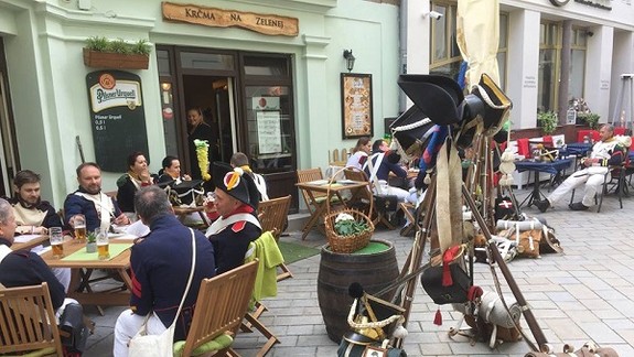 FOTO: Napoleonskí vojaci si v centre mesta vychutnávali kávu a zmrzlinu