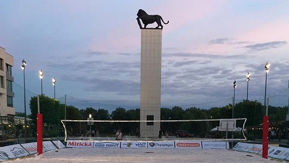 Nábrežie Dunaja sa zmenilo na plážové športovisko
