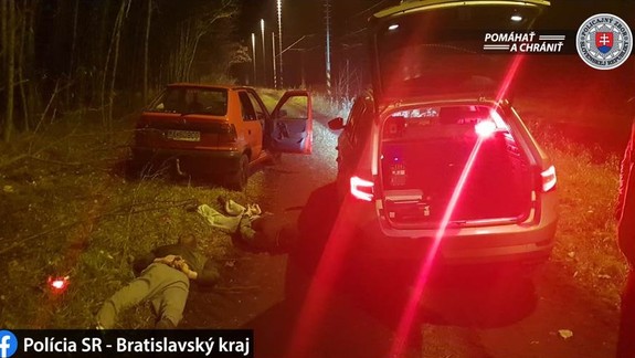 Podarená dvojica: Tankovali bez zaplatenia, snažili sa ujsť, jeden mal už navyše sedieť vo väzení
