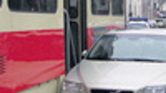 Na Jesenského ulici parkujú, hoci nesmú