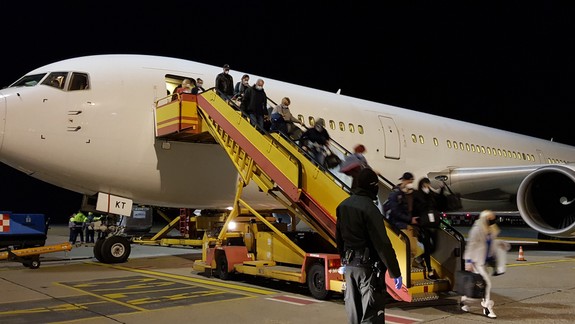 Na letisku v noci pristálo lietadlo so Slovákmi z USA