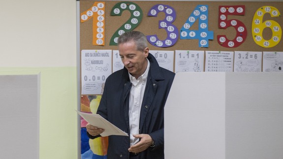 FOTO: Z kandidátov na post primátora odvolil ako prvý Václav Mika v Krasňanoch