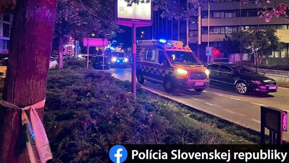 Dvaja zranení po nehode na zastávke Zochova bojujú o život