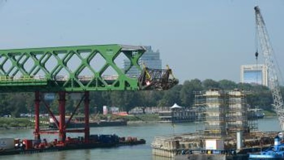 Konštrukcia mosta sa o pár hodín napojí na pilier č. 34