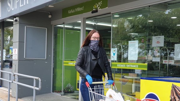 Jana, ktorá žije na Kréte:  Pred tým, ako vyjdeme na ulicu, musíme poslať sms-ku s menom, adresou a dôvodom