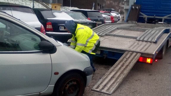 Petržalka pokračuje v odstraňovaní autovrakov z parkovísk