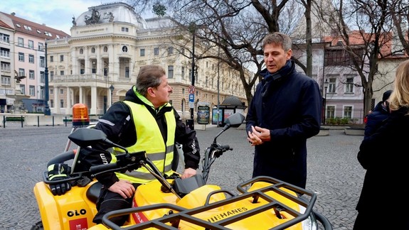 FOTO a VIDEO: Psie exkrementy v Starom Meste budú zbierať aj pomocou štvorkolky za 10-tisíc eur!