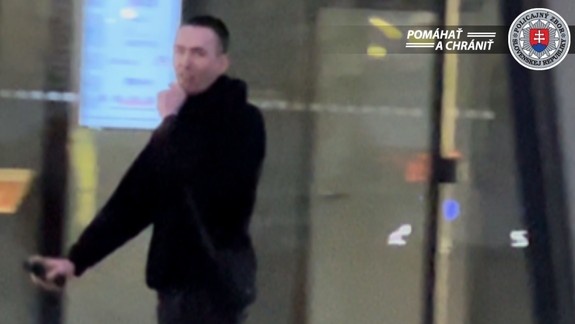 Polícia: Cyklisti pri Eurovei zaútočili na mladý pár v aute. Poznáte tohto muža?