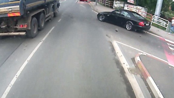 FOTO: Vodič mercedesu nedal na Prievozskej prednosť trolejbusu, v ktorom sa zranila žena - polícia hľadá svedkov