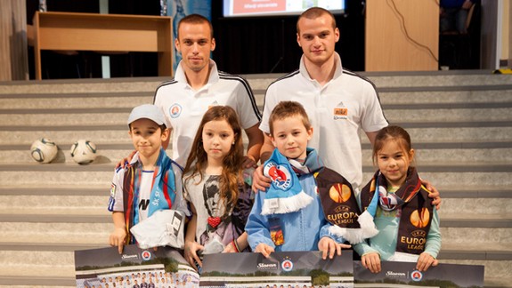 Hráči ŠK Slovan navštívili aj školákov v Rači