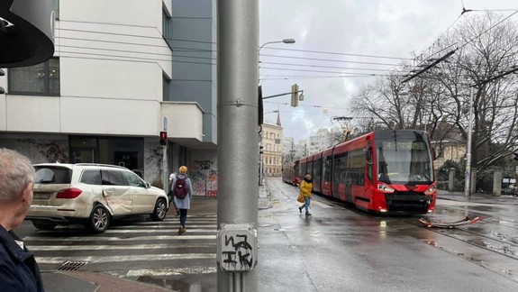 Na križovatke Špitálskej a Ulice 29. augusta odhodila električka pri náraze osobné auto až za roh...