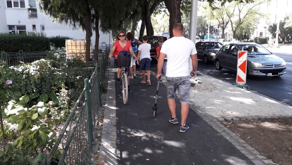 Ľudia z Vajnorskej: Na chodník sa spolu s cyklistami a kolobežkármi nezmestíme, hrozia kolízie