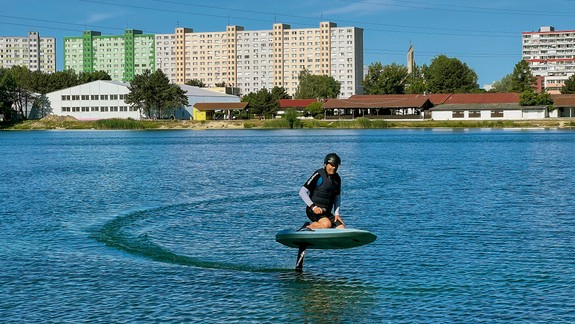 Nová zábava na vode - na Draždiaku priťahuje pohľady lietajúci surf eFoil