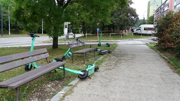 Na chodníkoch zavadzajú pohodené kolobežky, no polícia ich vodičov potrestať nemôže