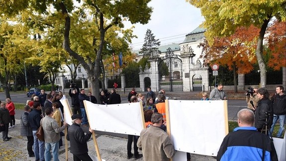 Zobuďte sa, pán premiér, ide o vodu. Vrakunčania prišli pred úrad vlády
