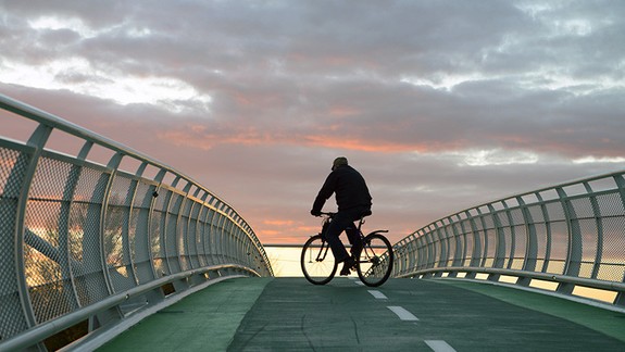 Cez cyklomost vedúci z Devínskej do Rakúska chodí stále viac ľudí. Viete, koľko ich bolo v auguste?